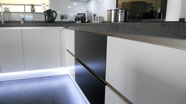 Stormer Kitchen With Corian Worktops Distinctive Interiors