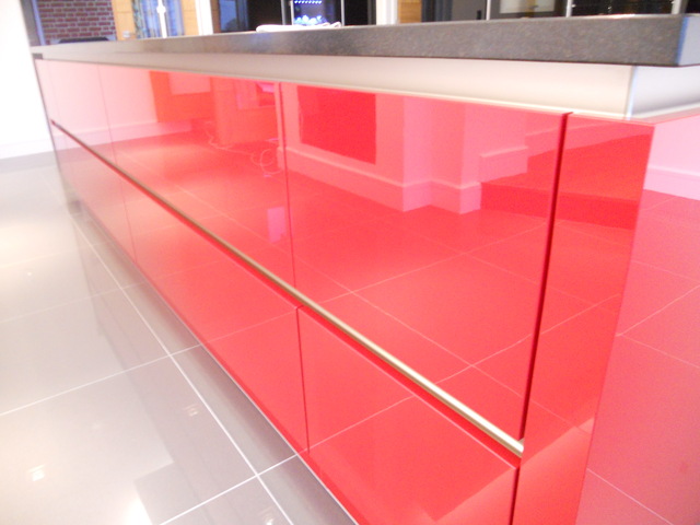 Stormer in Gloss Black & Gloss Red Linear True Handless - Distinctive ...
