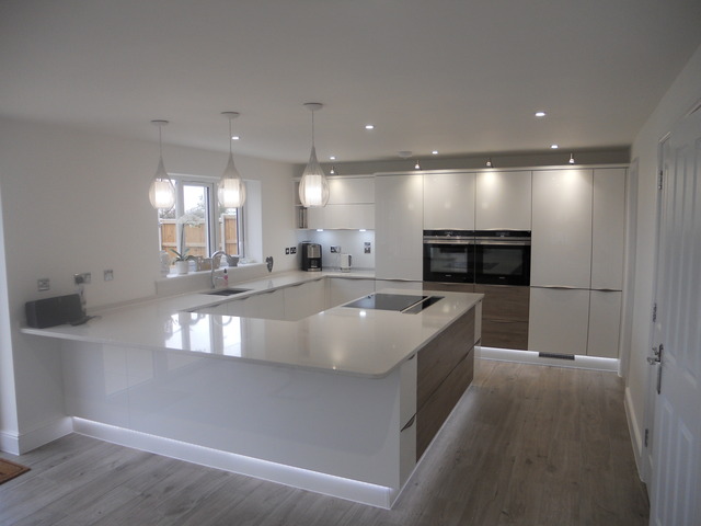 german-white-gloss-and-woodgrain-kitchen-franklin1 - Distinctive Interiors