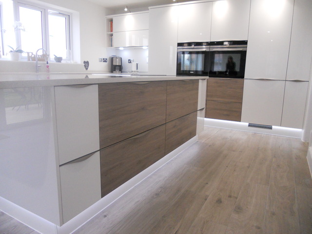 Stunning German Kitchen With White Gloss Woodgrain Doors