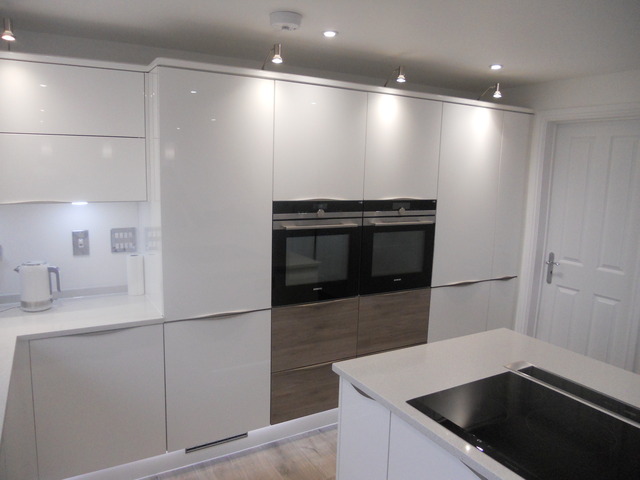 Stunning German Kitchen With White Gloss Woodgrain Doors